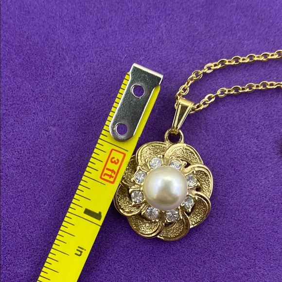 💛 Elegant Vintage Gold Plated Pearl & Rhinestone Flower Necklace - Picture 3 of 6